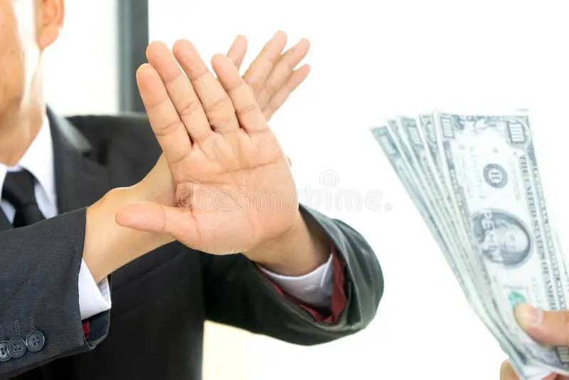 Mơ thấy đàn ông cho tiền nhưng bạn từ chối